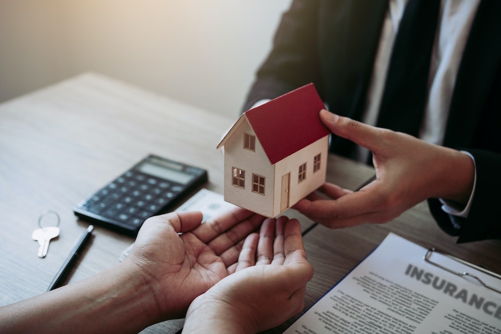 Comment les frais de commission d'agence immobilière sont-ils affectés par la qualité du marché immobilier local ?