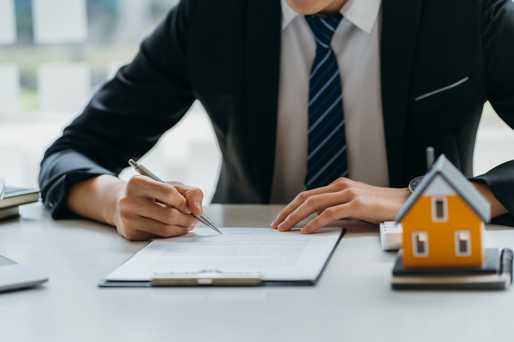 Vendre à un promoteur immobilier : un choix judicieux pour optimiser ses gains
