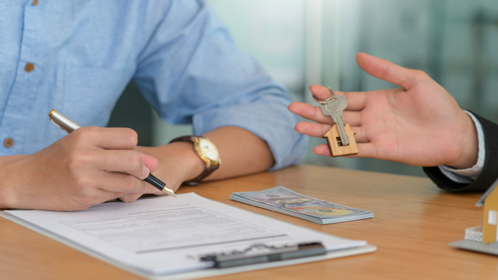 Vendre une maison en location : quelles réglementations à respecter ?